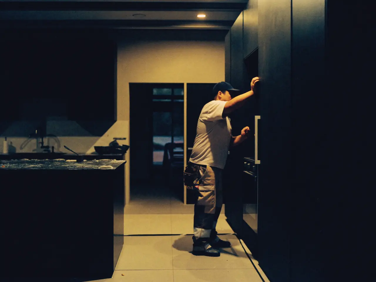 Contratista midiendo una cocina en plena remodelación